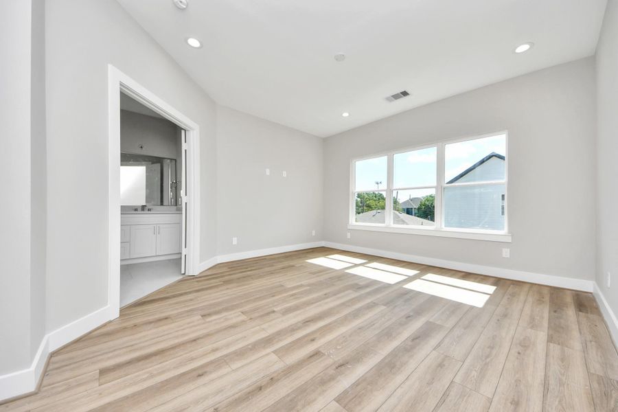 Spacious, unfurnished interior of a new home in , Houston (Image 13).