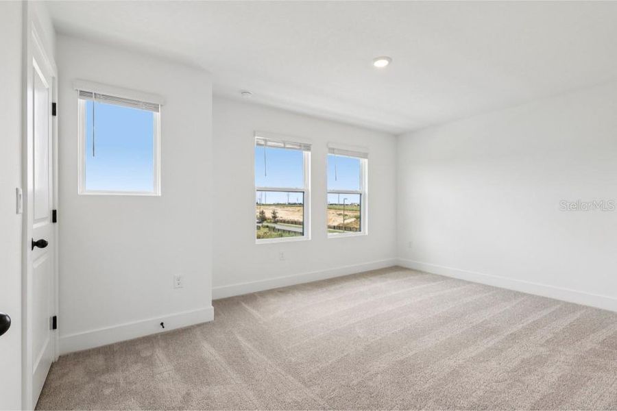 Spacious, unfurnished interior of a new home in , Winter Garden (Image 14).