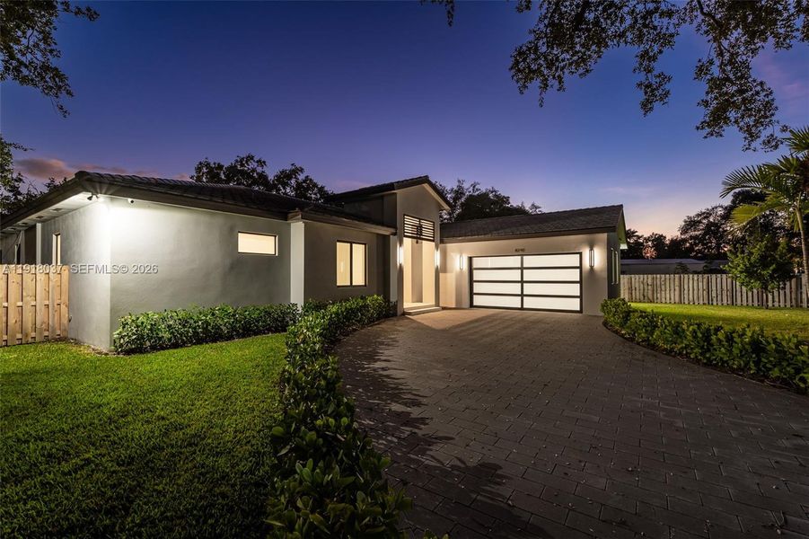Exterior details and patio area of a home in , Cutler Bay (Image 63).
