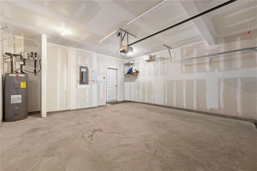 Spacious, unfurnished interior of a new home in , Jasper (Image 18).