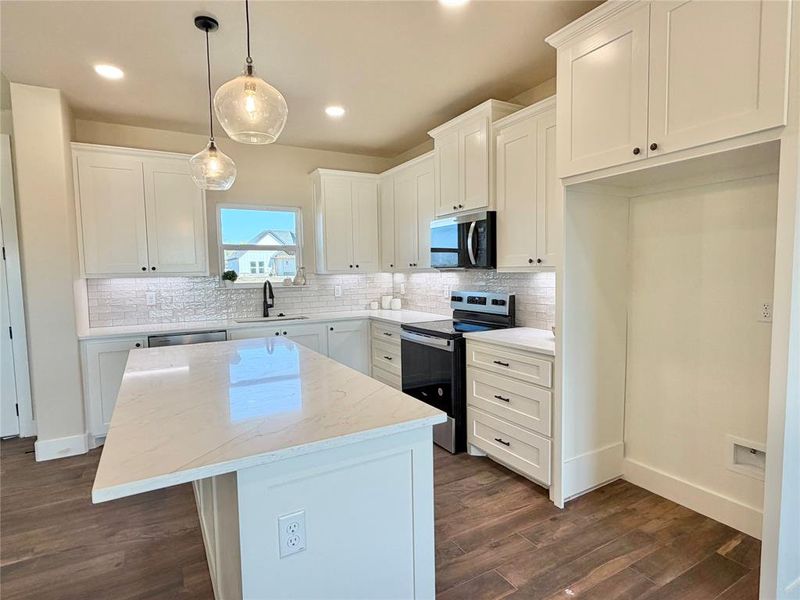 Furnished interior view inside a new home in , Weatherford (Image 11).