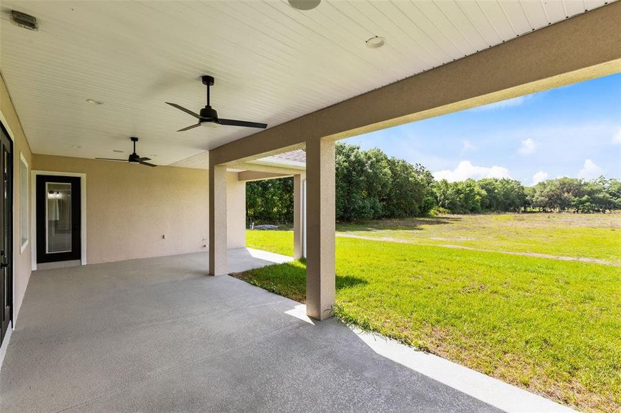 Exterior details and patio area of a home in , Yeehaw Junction (Image 26).