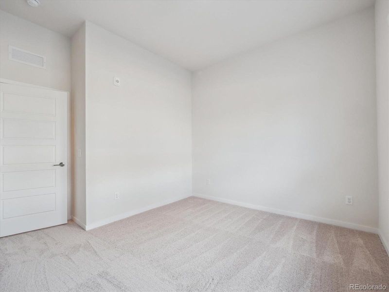 Spacious, unfurnished interior of a new home in Condo Collection at Grand Vue at Interlocken, Broomfield (Image 17).