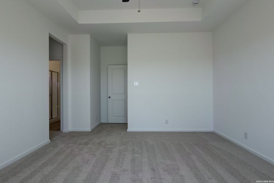 Spacious, unfurnished interior of a new home in Hennersby Hollow, San Antonio (Image 15).