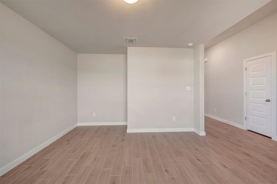 Spacious, unfurnished interior of a new home in Willow Springs, Buda (Image 13).