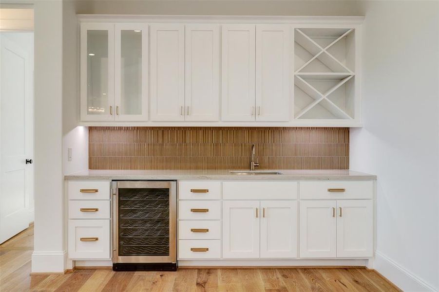 Wet bar just off the dining room. Gorgeous backsplash