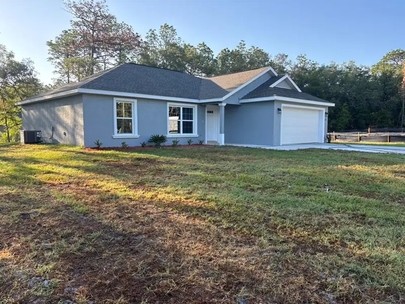 Exterior details and patio area of a home in , Dunnellon (Image 2). Exterior details and patio area of a home in , Dunnellon (Image 2).