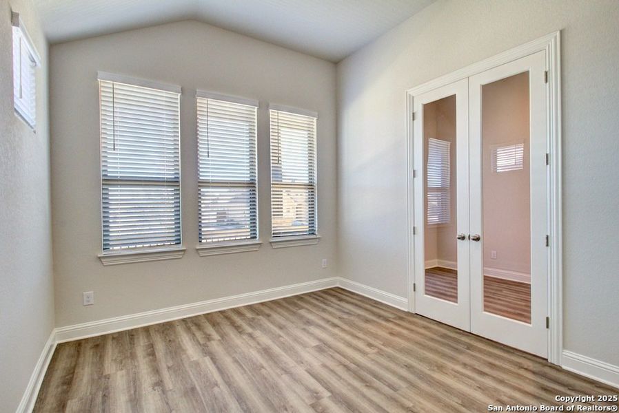 Spacious, unfurnished interior of a new home in Veramendi, New Braunfels (Image 10).