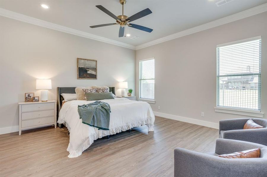 Spacious room featuring wood-finish flooring, recessed lighting, and crown molding