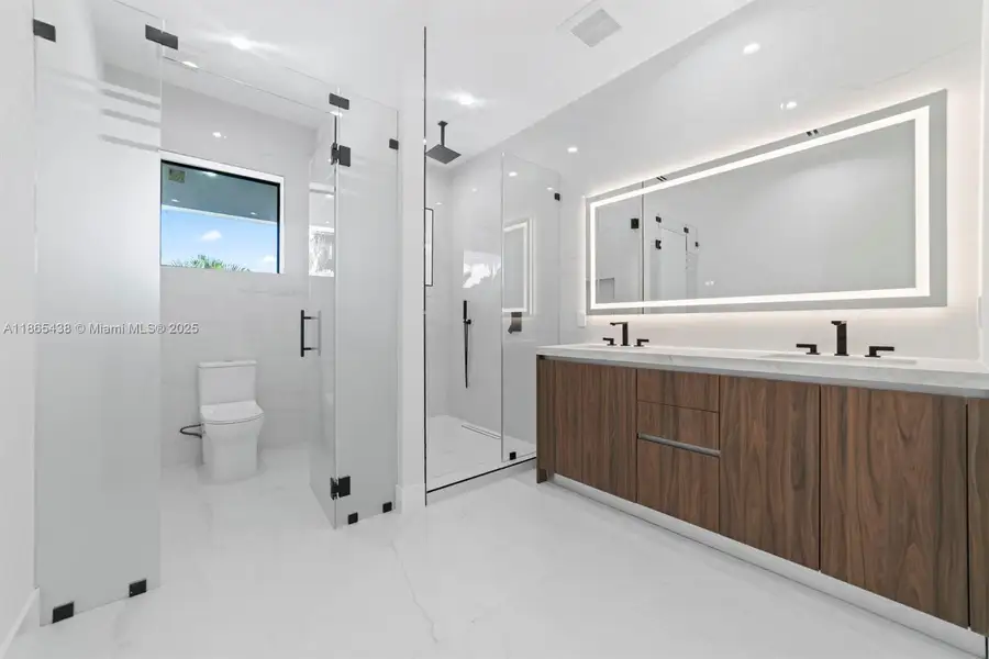 Furnished interior view inside a new home in , Fort Lauderdale (Image 6). Furnished interior view inside a new home in , Fort Lauderdale (Image 6).