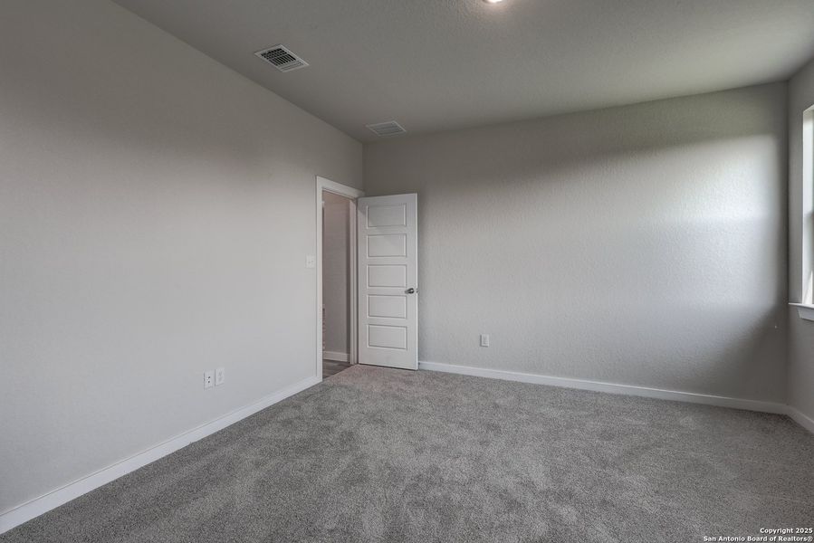 Spacious, unfurnished interior of a new home in Cinco Lakes, San Antonio (Image 15).