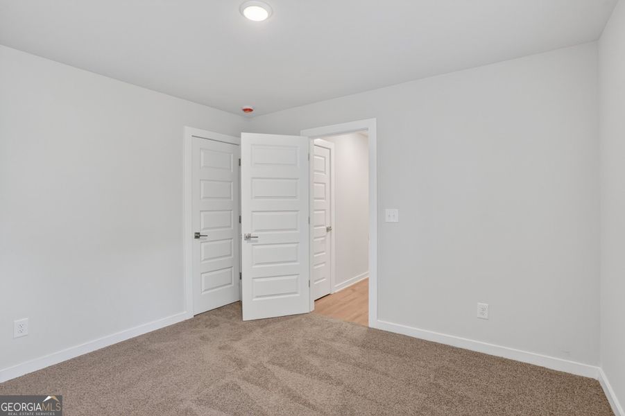 Spacious, unfurnished interior of a new home in The Fairways at Mirror Lake, Villa Rica (Image 32).