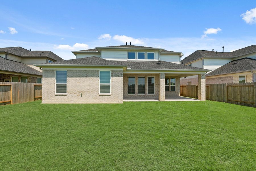 Exterior details and patio area of a home in Briarwood Crossing, Rosenberg (Image 27).