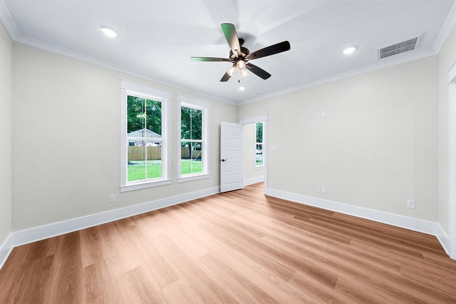 Spacious, unfurnished interior of a new home in , Mineola (Image 17).