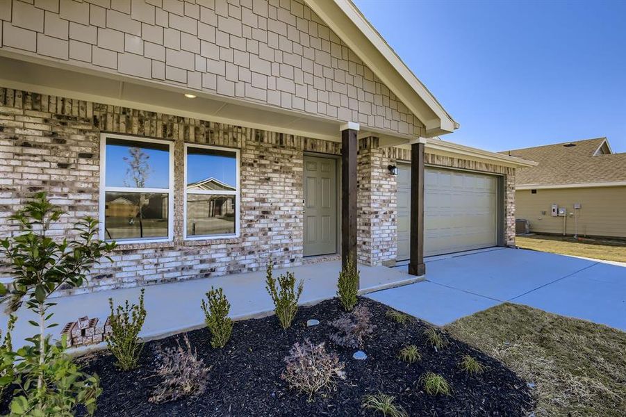 Exterior details and patio area of a home in Middlefield Village, Dallas (Image 19).