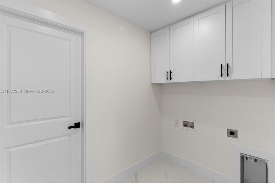 Spacious, unfurnished interior of a new home in , Lehigh Acres (Image 24).