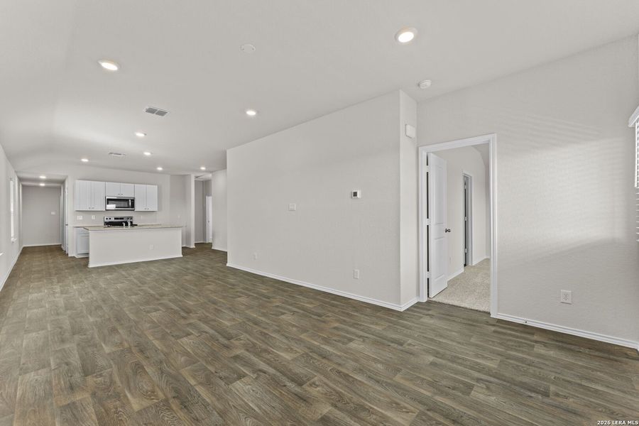 Spacious, unfurnished interior of a new home in Stonehill, San Antonio (Image 27).