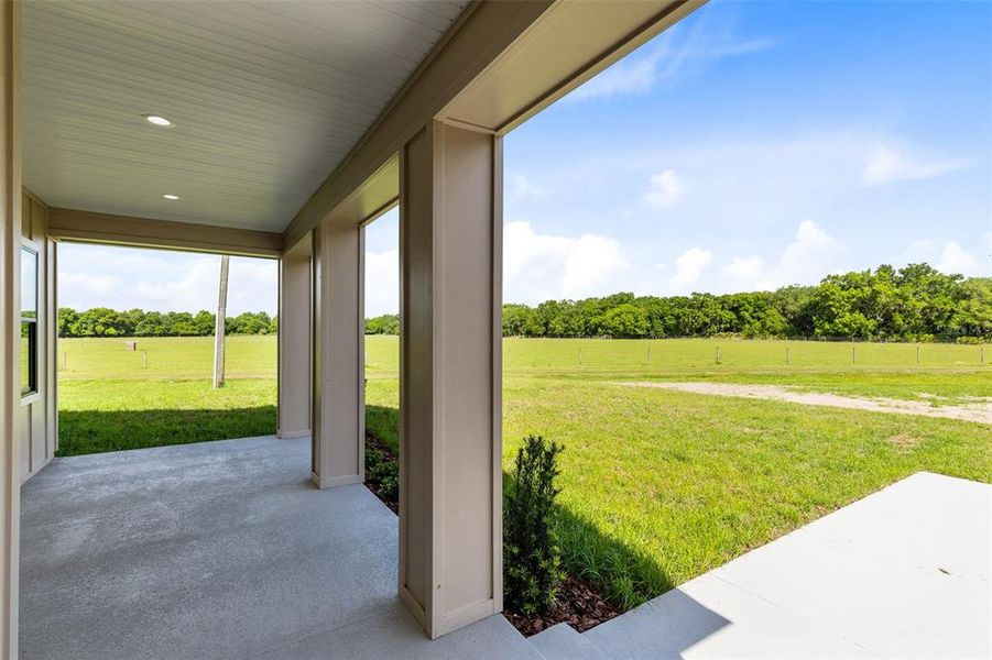 Exterior details and patio area of a home in , Yeehaw Junction (Image 3).