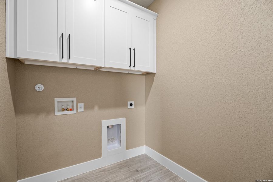 Spacious, unfurnished interior of a new home in , Atascosa (Image 18).