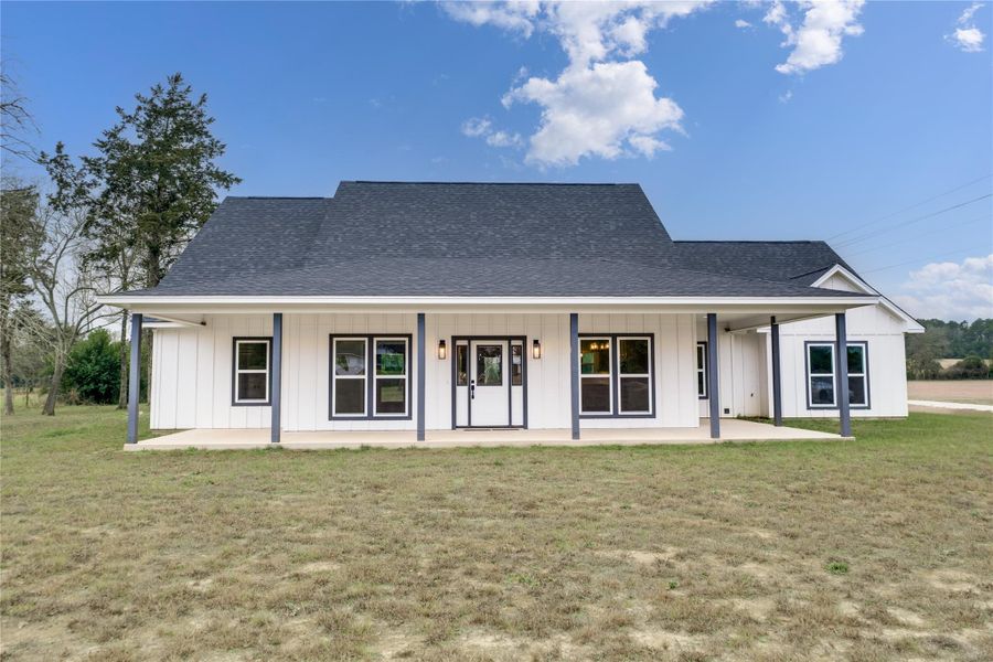 Exterior details and patio area of a home in , Grapeland (Image 23).