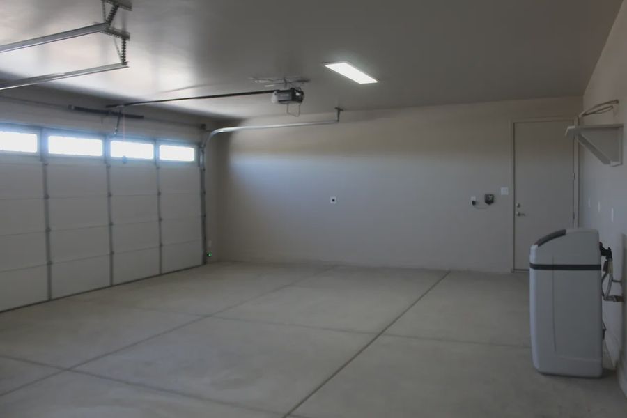 Spacious, unfurnished interior of a new home in Las Barrancas, Yuma (Image 22).