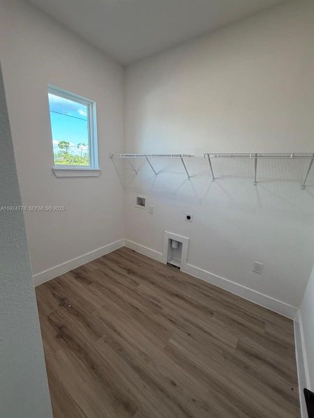 Spacious, unfurnished interior of a new home in , Placida (Image 17).