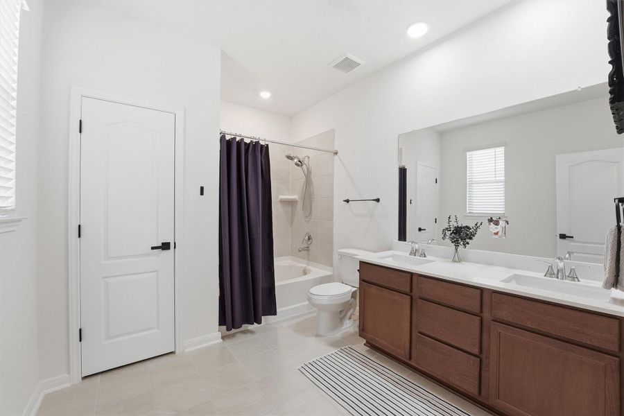 Furnished interior view inside a new home in Vida Costera, Texas City (Image 25).