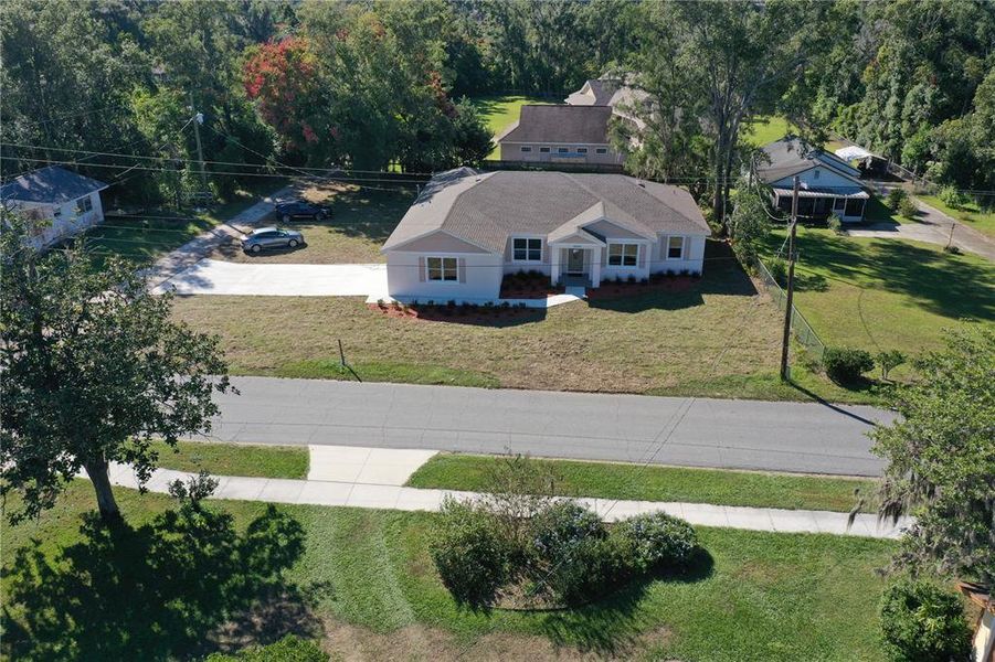 Exterior details and patio area of a home in , Dade City (Image 34).