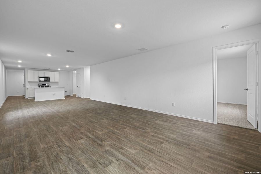 Spacious, unfurnished interior of a new home in Avenida, Converse (Image 16).