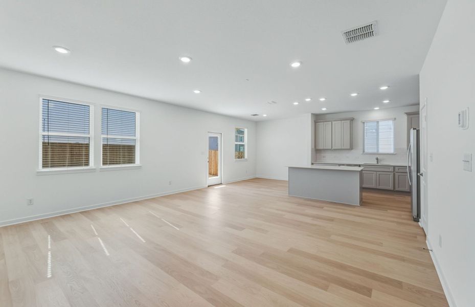 Spacious, unfurnished interior of a new home in Sunfield, Buda (Image 13).