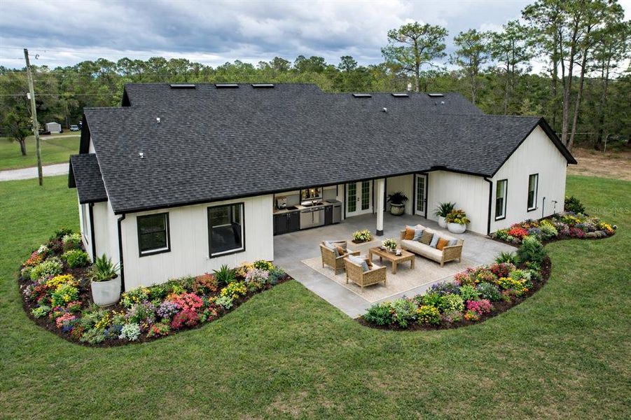 Exterior details and patio area of a home in , Dunnellon (Image 34).