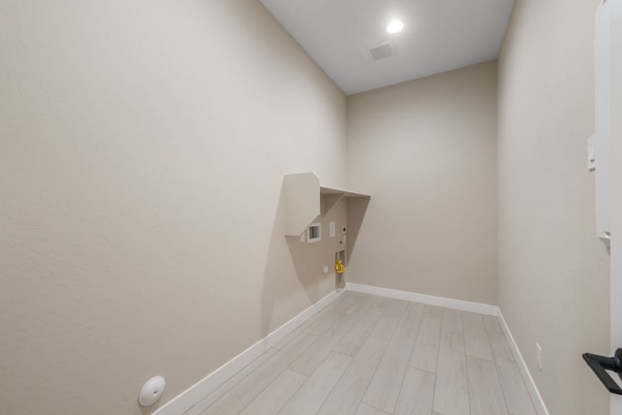 Spacious, unfurnished interior of a new home in Legado West, Queen Creek (Image 23).