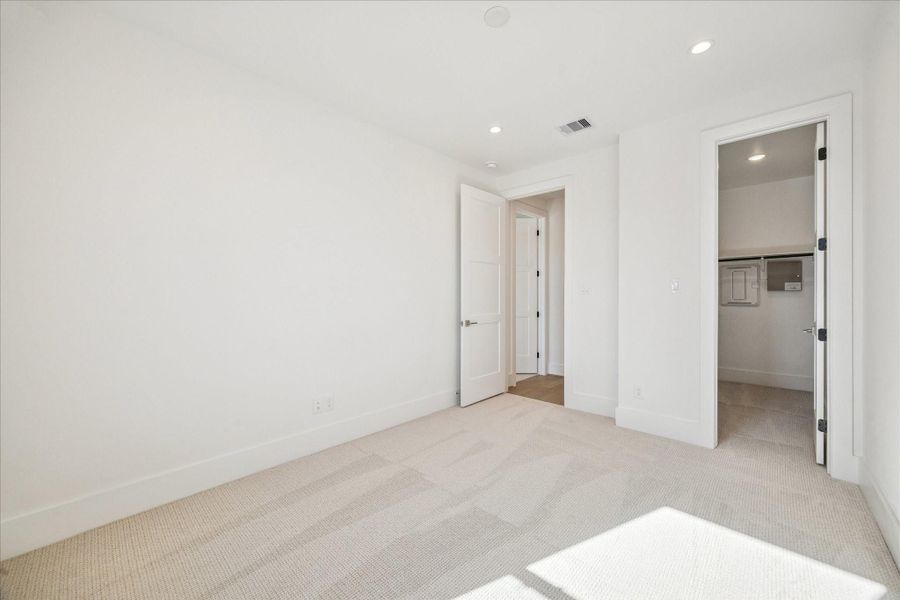 Spacious, unfurnished interior of a new home in , Houston (Image 37).