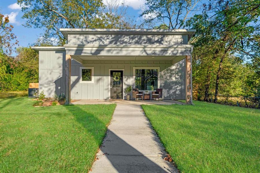 Exterior details and patio area of a home in , Paris (Image 16).