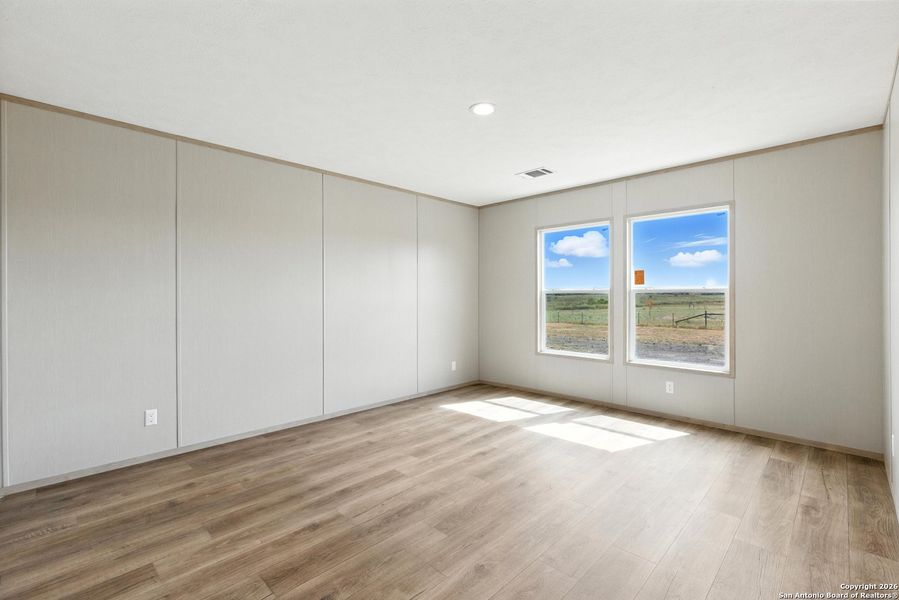 Spacious, unfurnished interior of a new home in , La Vernia (Image 18).