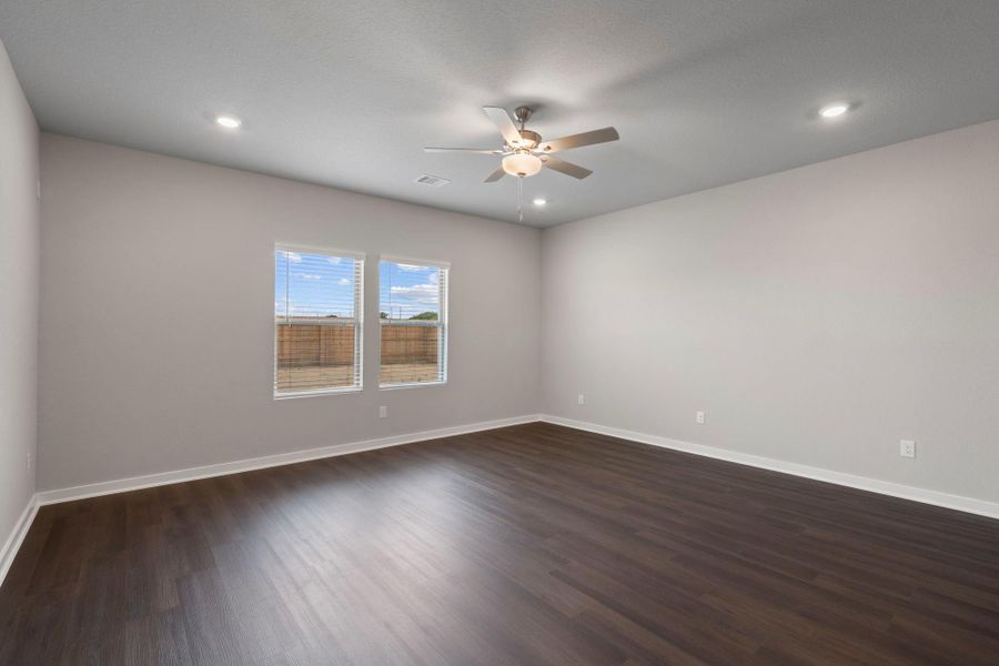 Spacious, unfurnished interior of a new home in River Ranch Trails, Dayton (Image 12).