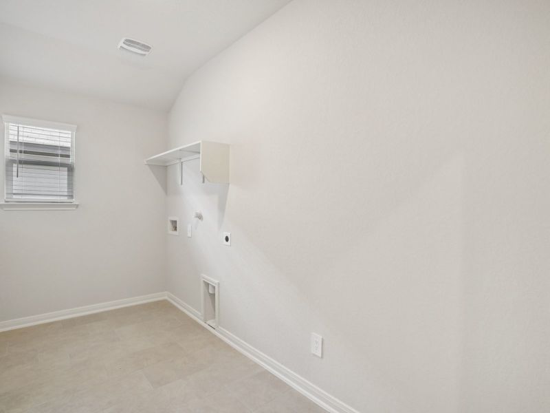 Spacious, unfurnished interior of a new home in Arcadia Ridge - Classic Series, San Antonio (Image 20).