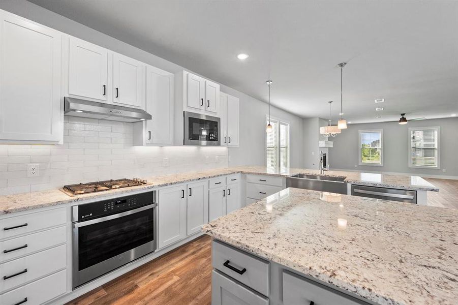 Furnished interior view inside a new home in Heritage Towne, Grand Prairie (Image 12).