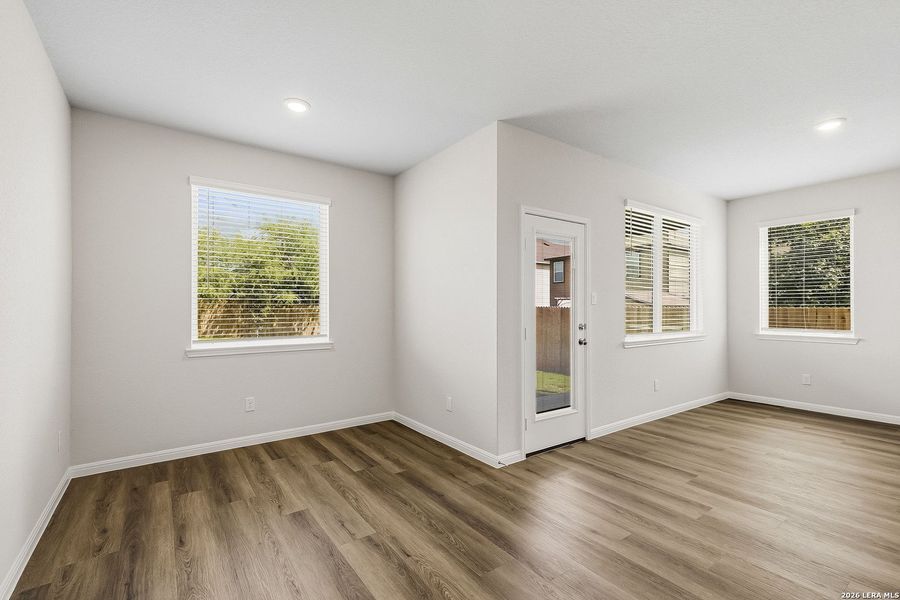 Spacious, unfurnished interior of a new home in Melissa Ranch, San Antonio (Image 20).