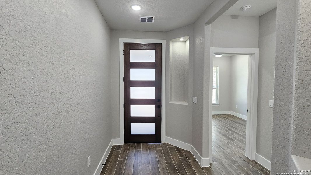 Spacious, unfurnished interior of a new home in , La Vernia (Image 36).