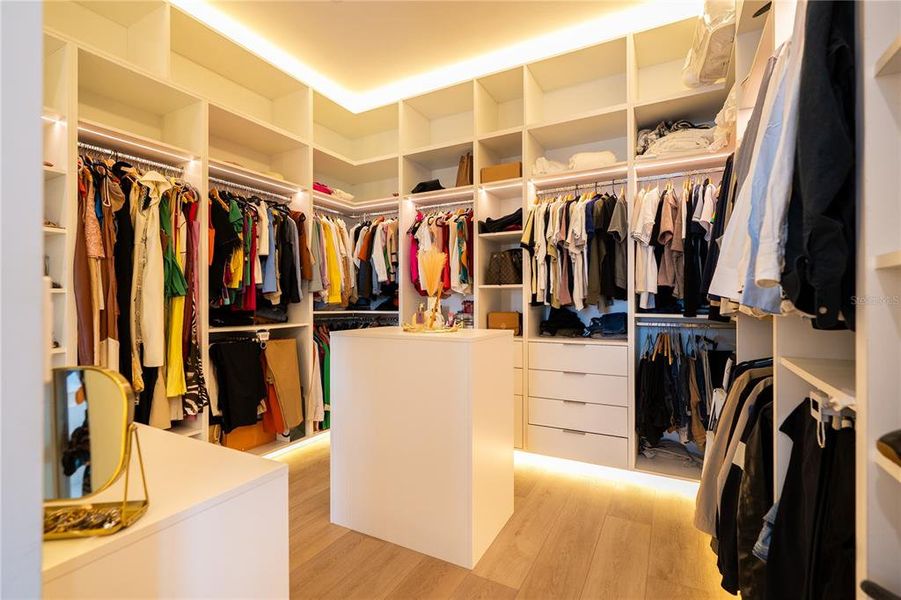 Furnished interior view inside a new home in , Montverde (Image 46).