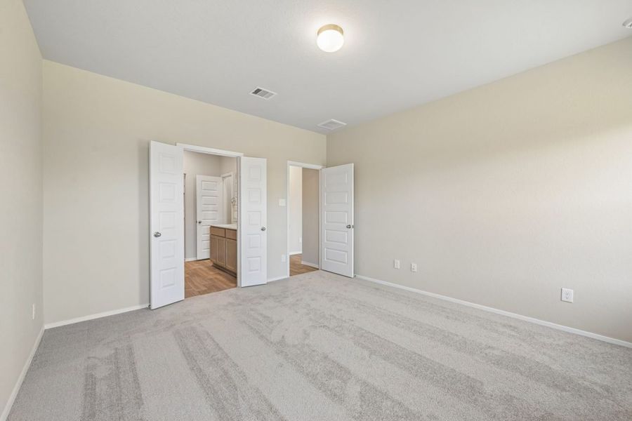 Spacious, unfurnished interior of a new home in Harrington Trails, New Caney (Image 19).