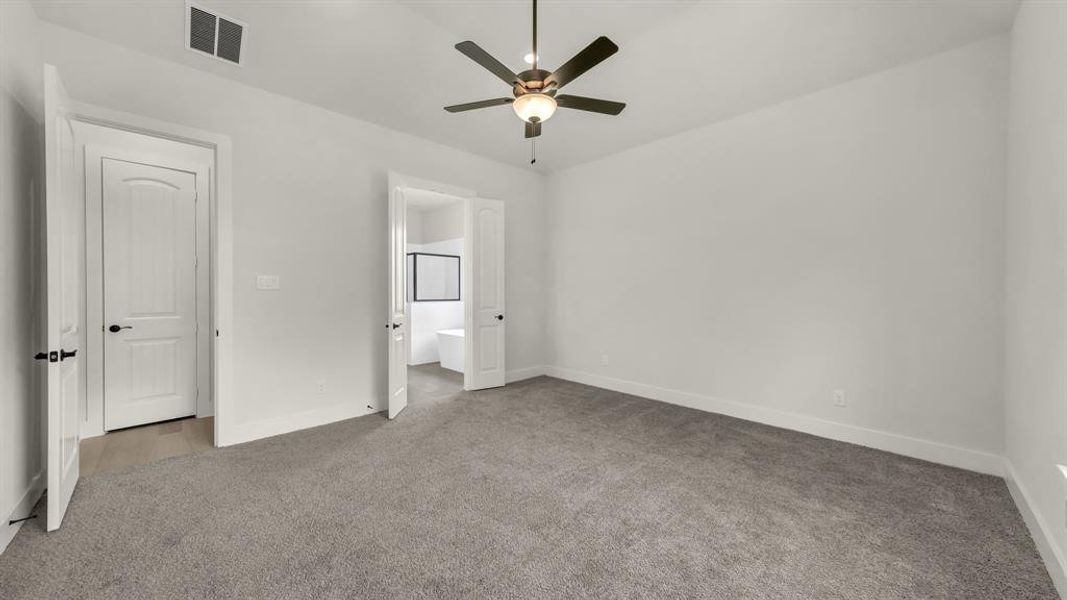 Spacious, unfurnished interior of a new home in Freeman Ranch, Weatherford (Image 28).