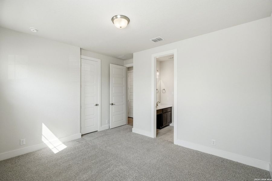Spacious, unfurnished interior of a new home in Esperanza 50's, Boerne (Image 23).