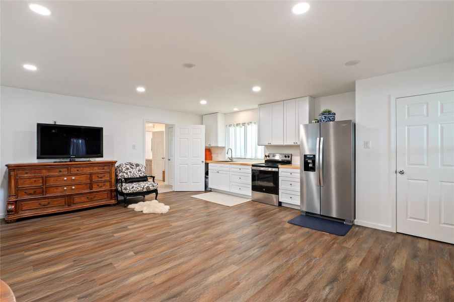 Guest House with living room/kitchen/breakfast combo Guest House with living room/kitchen/breakfast combo