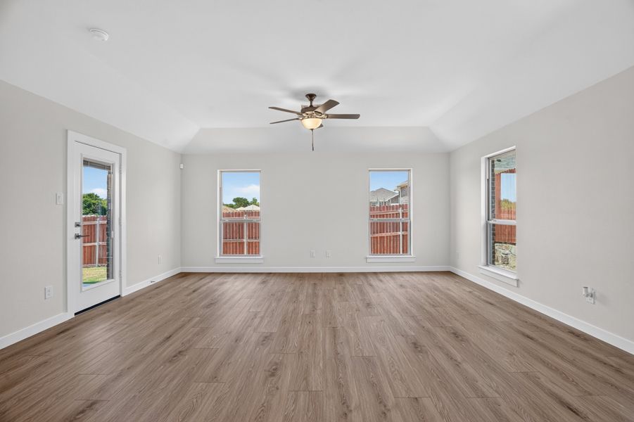 Spacious, unfurnished interior of a new home in Trail Creek, Cleburne (Image 24).