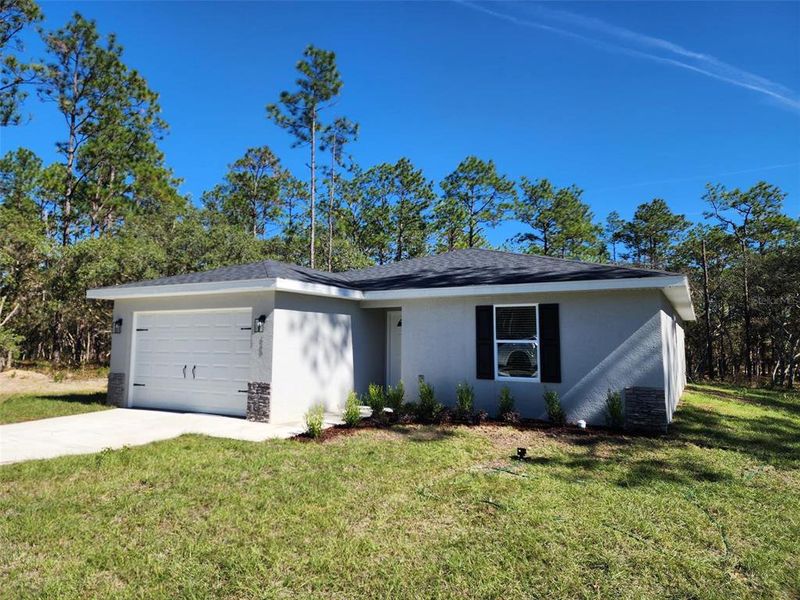 Exterior details and patio area of a home in , Dunnellon (Image 2).