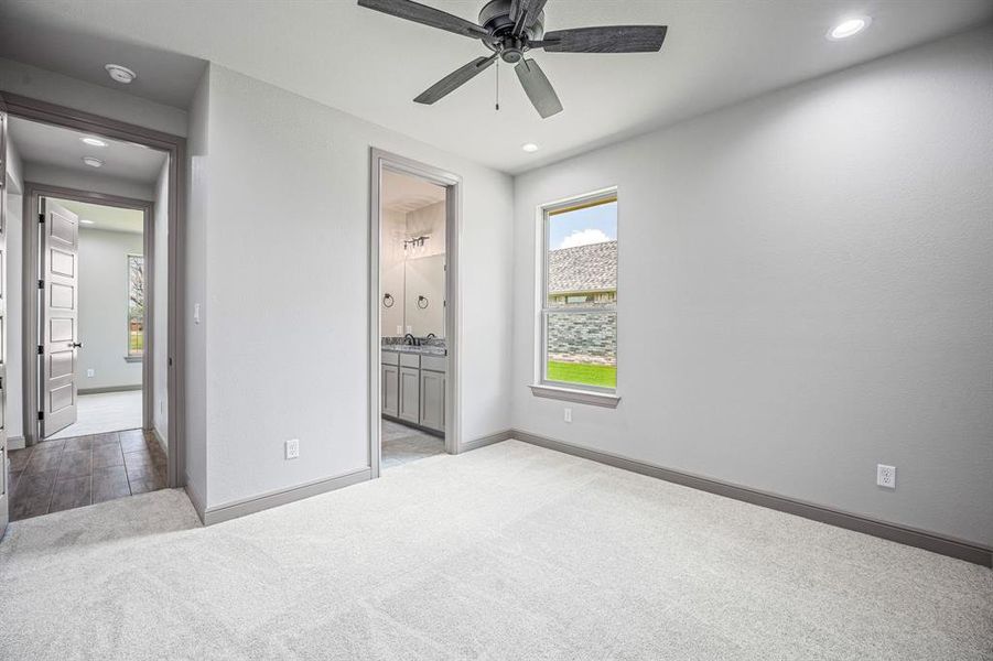 Spacious, unfurnished interior of a new home in Pecan Plantation, Granbury (Image 27).