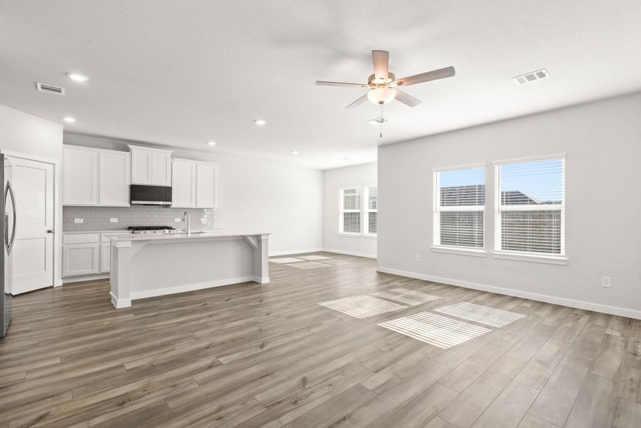Spacious, unfurnished interior of a new home in Country Creek, Mont Belvieu (Image 15).