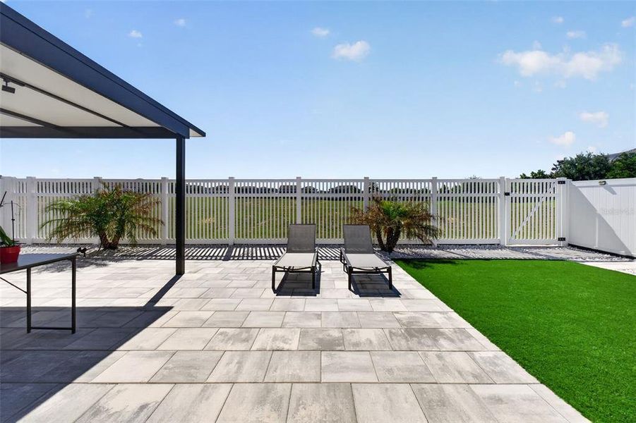 Exterior details and patio area of a home in , Winter Garden (Image 3).